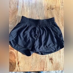Lululemon Tracker Low-Rise Lined Black Running Shorts 4”, Size 6
